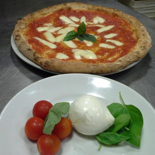 Cửa h&agrave;ng b&aacute;nh Pizzeria Loffredo: Kh&ocirc;ng c&oacute; nơi n&agrave;o tốt hơn Pizzeria Loffredo để thưởng thức m&oacute;n b&aacute;nh pizza với lớp vỏ mỏng, gi&aacute; cả phải chăng. Kh&ocirc;ng cần cầu kỳ bạn cũng đ&atilde; c&oacute; một m&oacute;n ăn hảo hạng. C&ograve;n g&igrave; tuyệt vời hơn l&agrave; một chỗ ngồi v&agrave; thưởng thức pizza ở cửa h&agrave;ng nổi tiếng n&agrave;y.